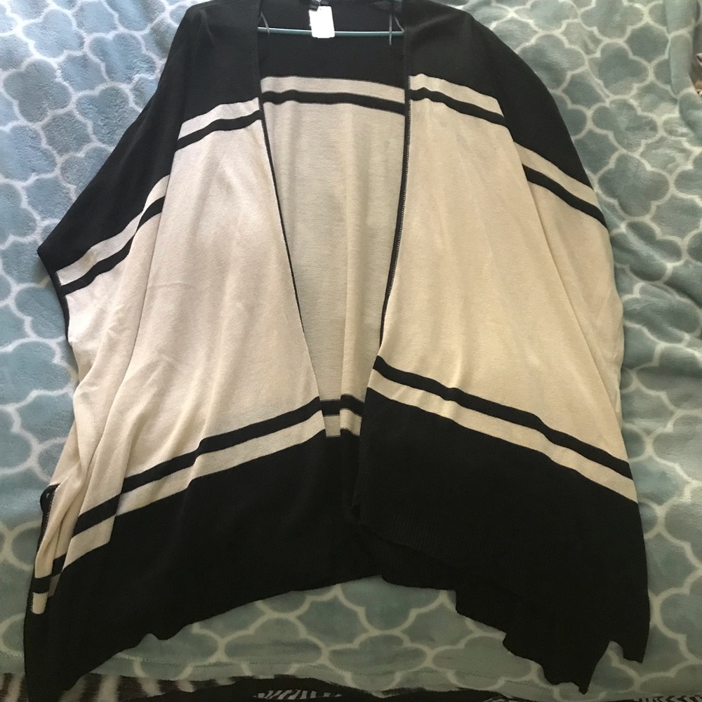 ✨ 3/$15 ✨ Cream/Black Cardigan